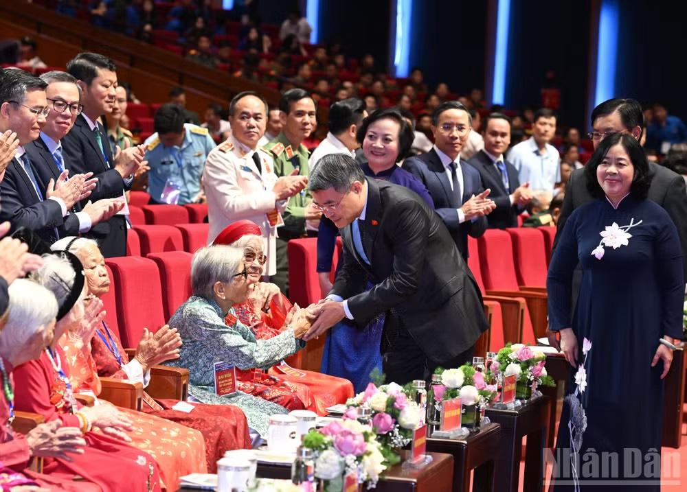 Thủ tướng Chính phủ Lê Minh Hưng ân cần thăm hỏi một Bà mẹ Việt Nam Anh hùng tại Hội nghị Tri ân người có công với cách mạng toàn quốc năm 2026. (Ảnh: TRẦN HẢI)