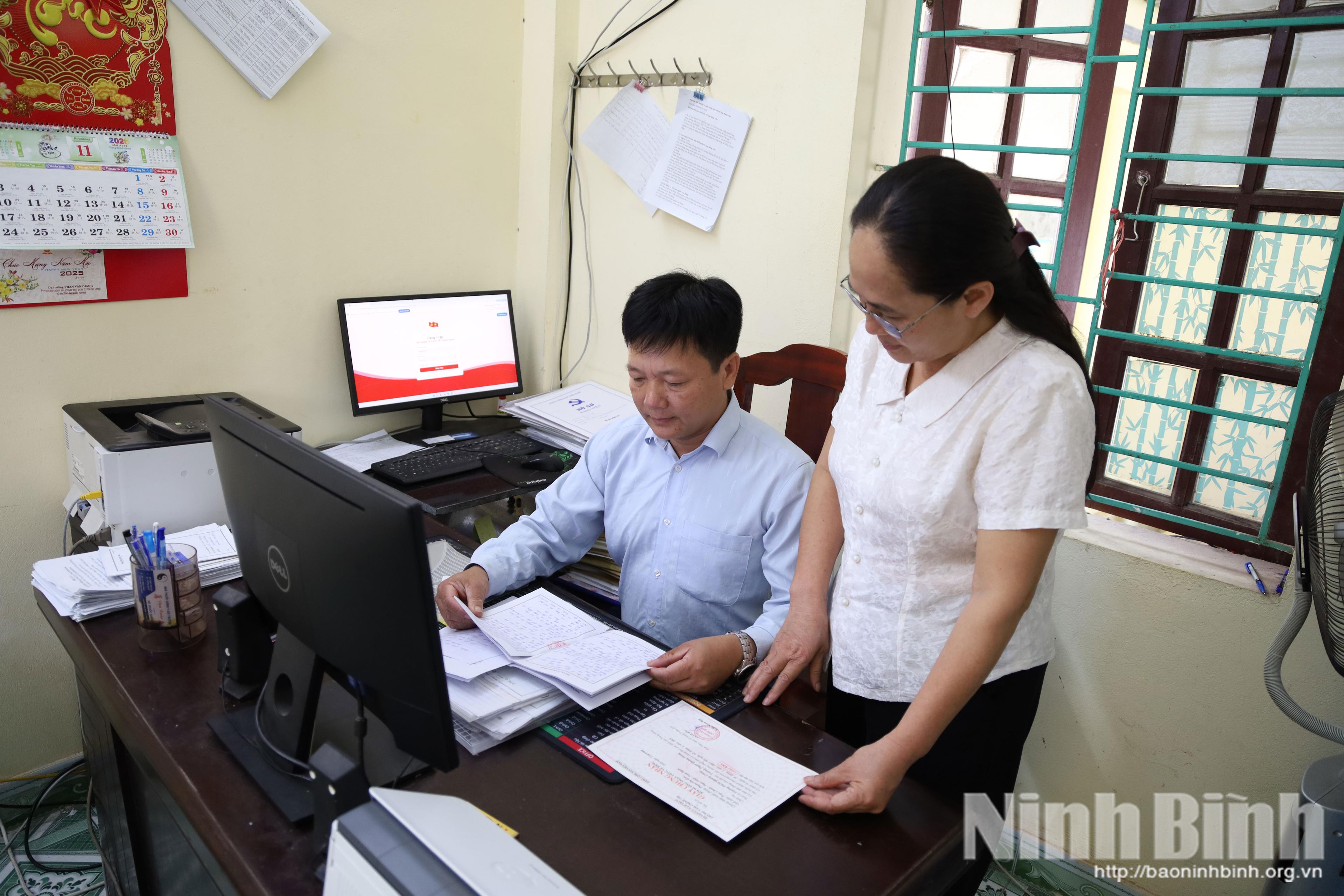 Ban Xây dựng Đảng xã Nam Hồng rà soát hồ sơ, chuẩn bị các điều kiện để xem xét kết nạp đảng viên mới.
