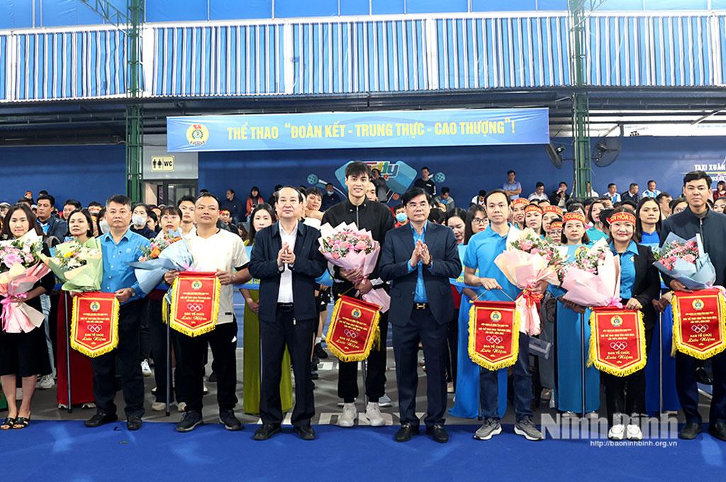 Đồng chí Mai Văn Tuất, Phó Bí thư Tỉnh ủy, Chủ tịch Ủy ban MTTQ Việt Nam tỉnh tặng hoa chúc mừng Giải Thể thao công nhân lao động tỉnh Ninh Bình lần thứ I.