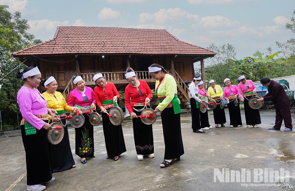 Một buổi sinh hoạt của CLB Cồng Chiêng xã Cúc Phương. Ảnh: Viết Dư