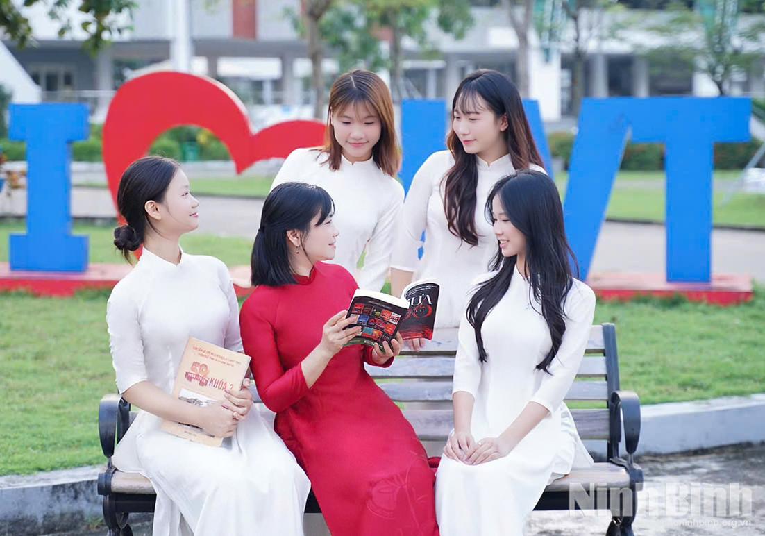 Cô trò Trường THPT chuyên Lương Văn Tụy trao đổi trong giờ học ngoại khóa.