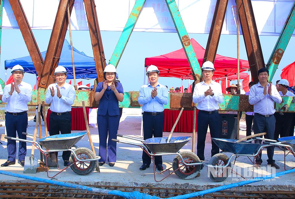 Hợp long cầu vượt sông Đáy kết nối 2 tỉnh Ninh Bình-Nam Định