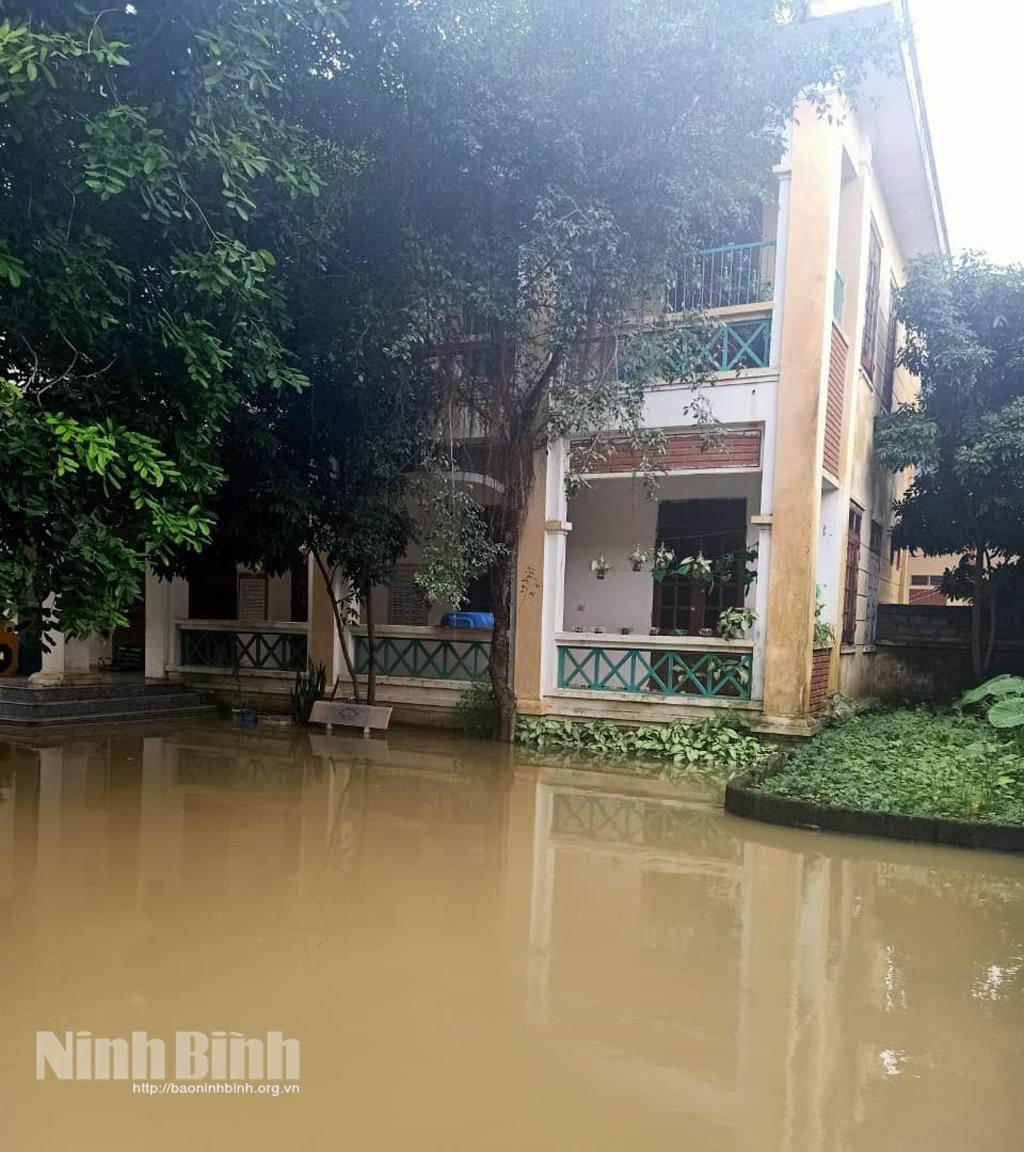 Về điểm trường nơi mưa lũ đi qua