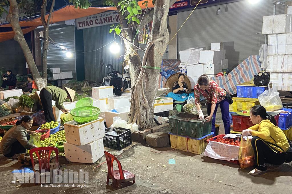 Nhộn nhịp chợ Rồng về đêm