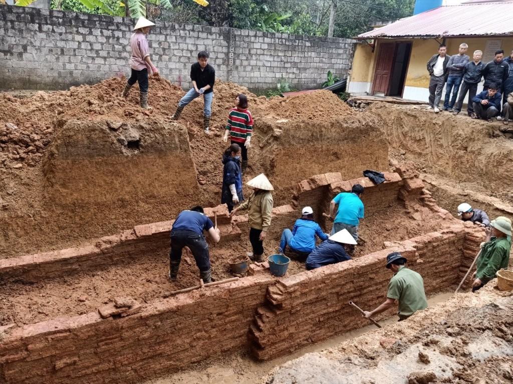 Khai quật mộ gạch cổ ở Gia Thủy