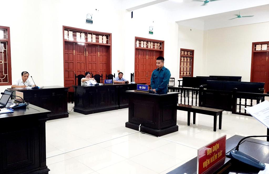 8 năm tù vì "yêu" học sinh lớp 7