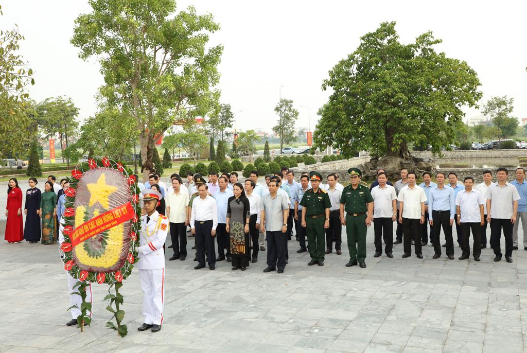 Các đồng chí lãnh đạo tỉnh dâng hương tưởng niệm Chủ tịch Hồ Chí Minh và các anh hùng liệt sỹ