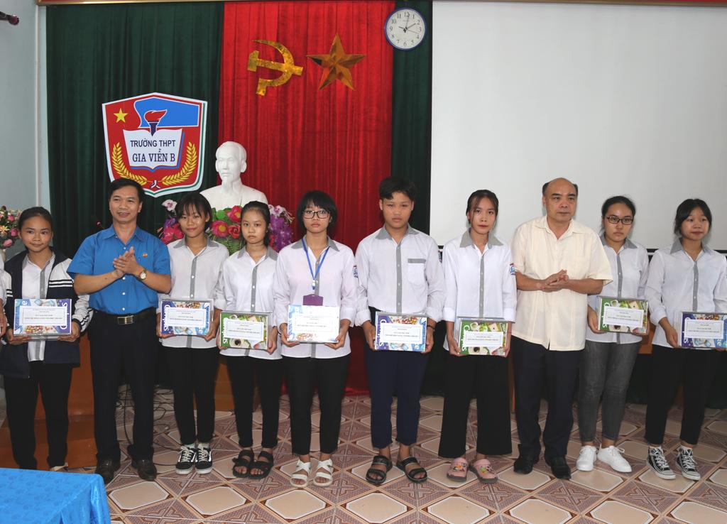 Tặng trên 1.000 suất quà cho học sinh gia đình chính sách, học sinh có hoàn cảnh đặc biệt khó khăn