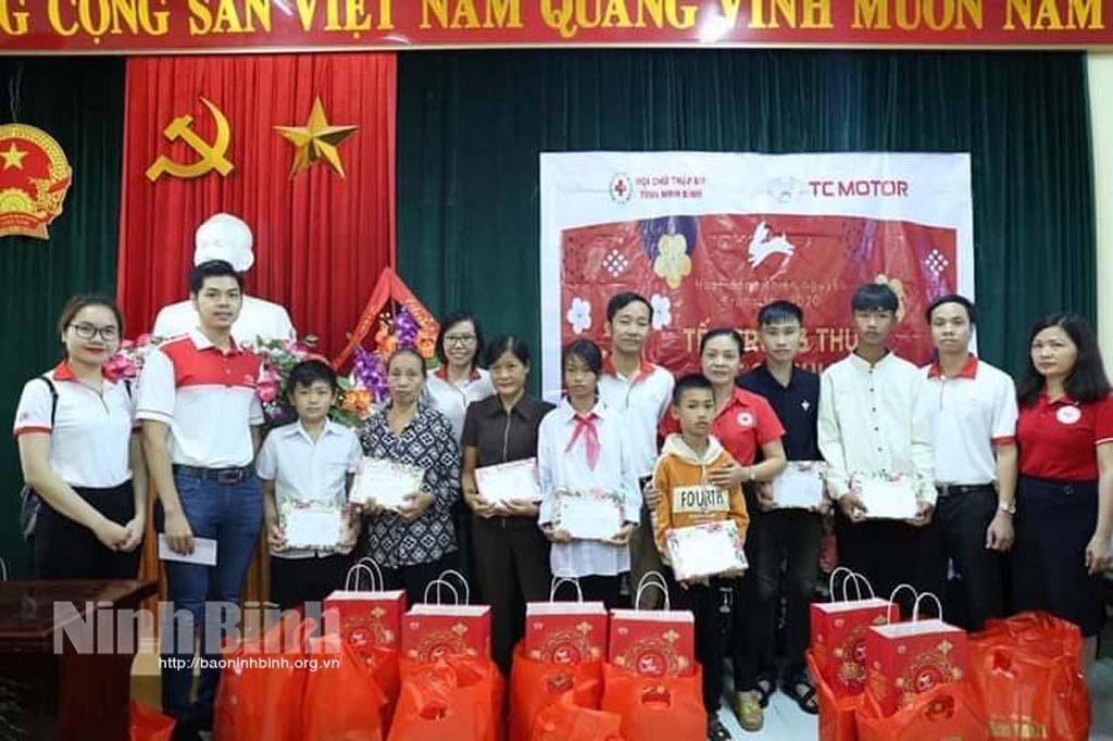 Vì một "mùa trăng" yêu thương