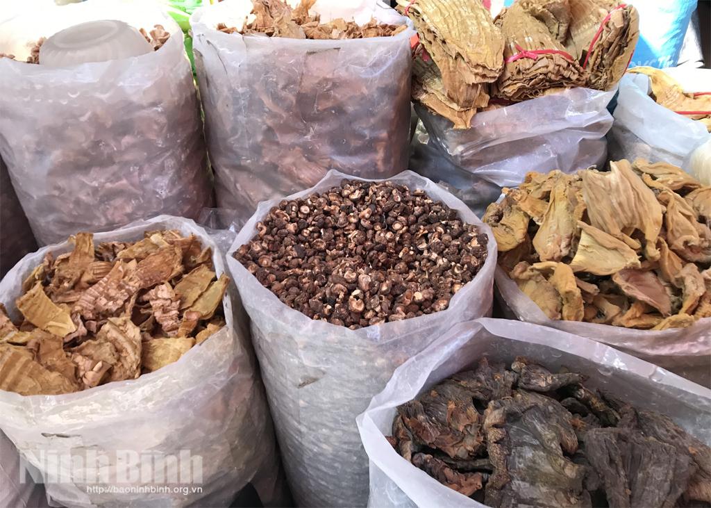 Thực phẩm khô đắt hàng mùa Tết