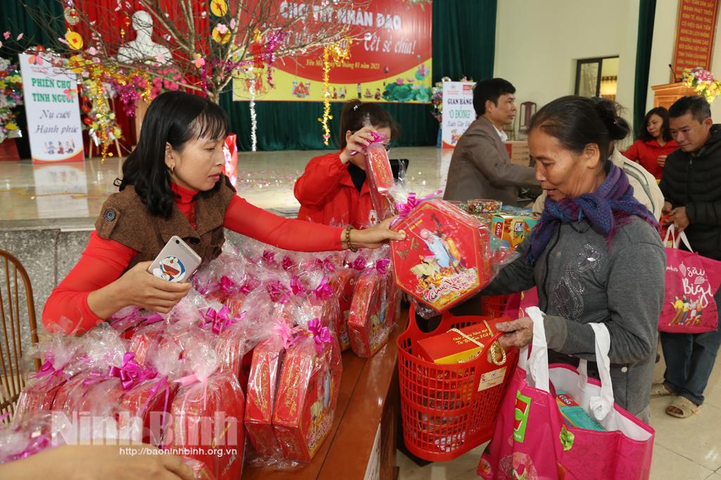 Ấm áp phiên chợ… "0 đồng"