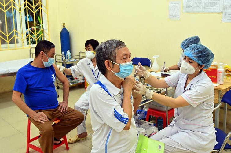 Người cao tuổi cần lưu ý gì khi tiêm vaccine phòng COVID-19