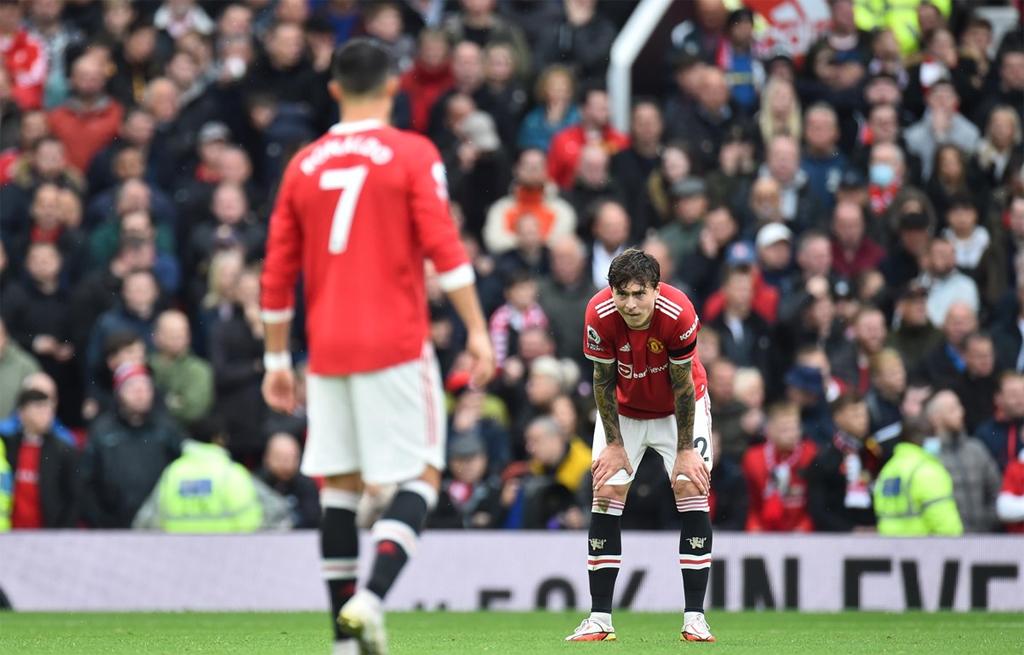 Premier League: M.U chia điểm tại Old Trafford, Chelsea lên ngôi đầu