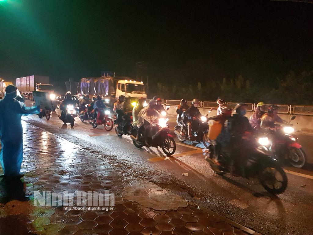 Xuyên đêm, gần 1.500 công dân từ các tỉnh phía Nam tự phát đi xe máy trở về quê qua địa bàn Ninh Bình
