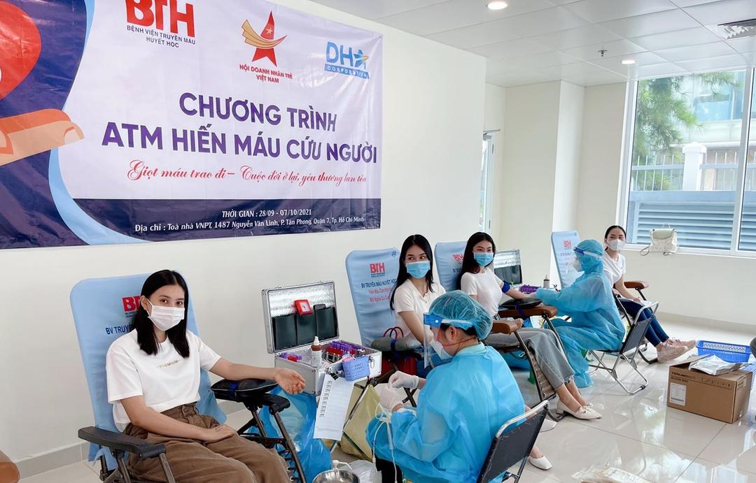 Dàn hoa hậu, á hậu hưởng ứng ngân hàng ''ATM hiến máu cứu người''