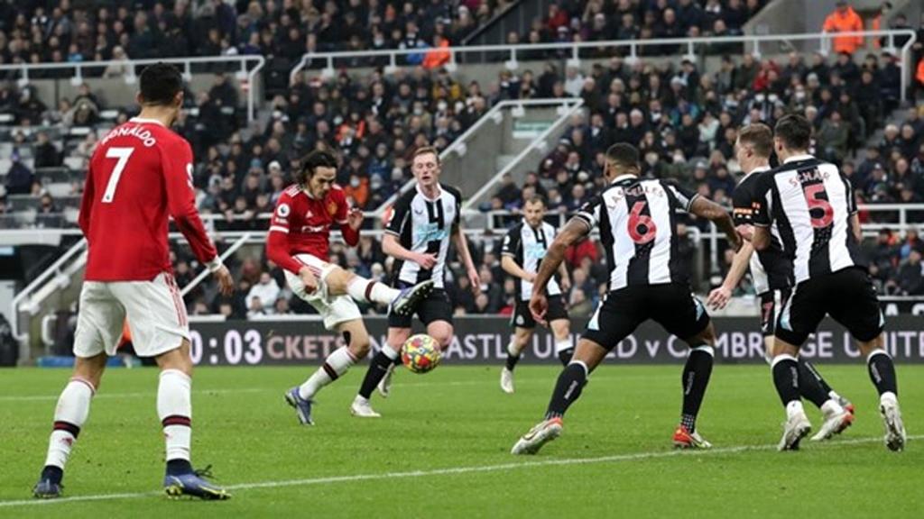 Edinson Cavani ghi bàn giúp M.U nhọc nhằn cầm hòa Newcastle
