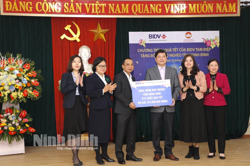 BIDV Tam Điệp trao 315 suất quà tết