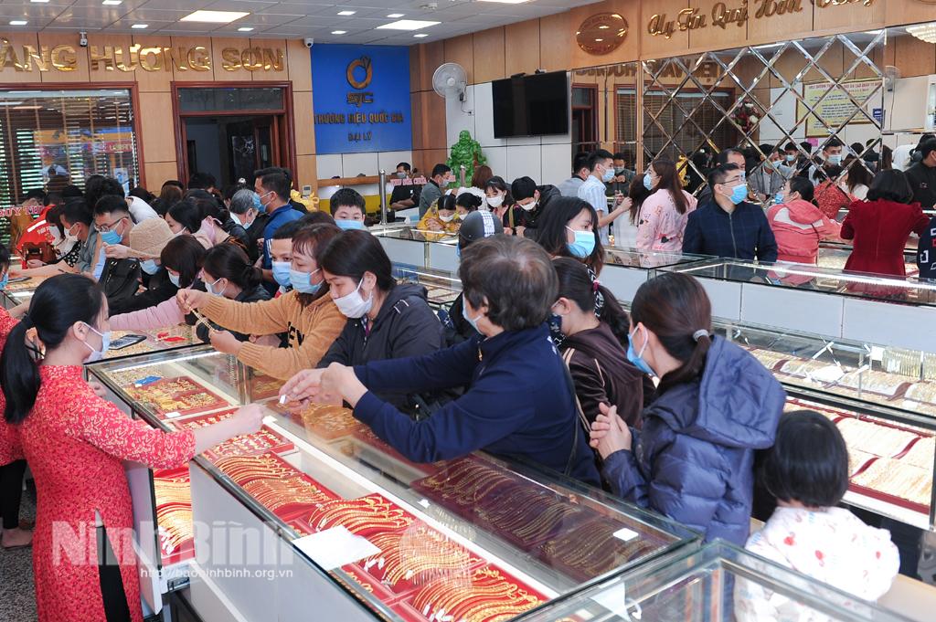 Sôi động ngày "vía" thần tài