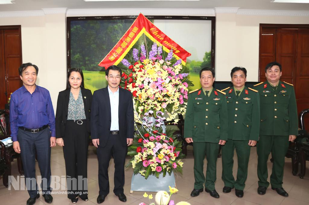 Lãnh đạo HĐND tỉnh thăm, tặng quà ngày Thầy thuốc Việt Nam 27/2