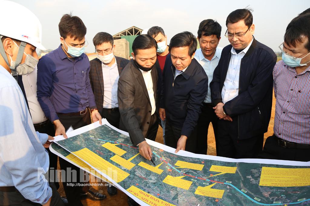 Các đồng chí lãnh đạo tỉnh kiểm tra công tác giải phóng mặt bằng Dự án xây dựng đường bộ cao tốc Bắc - Nam
