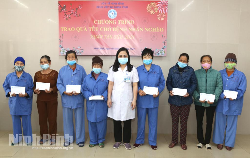 Trao quà Tết cho bệnh nhân nghèo