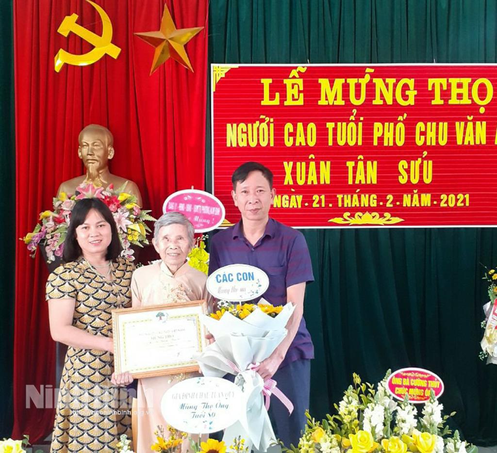 Ấm áp những lễ mừng thọ "tại gia"