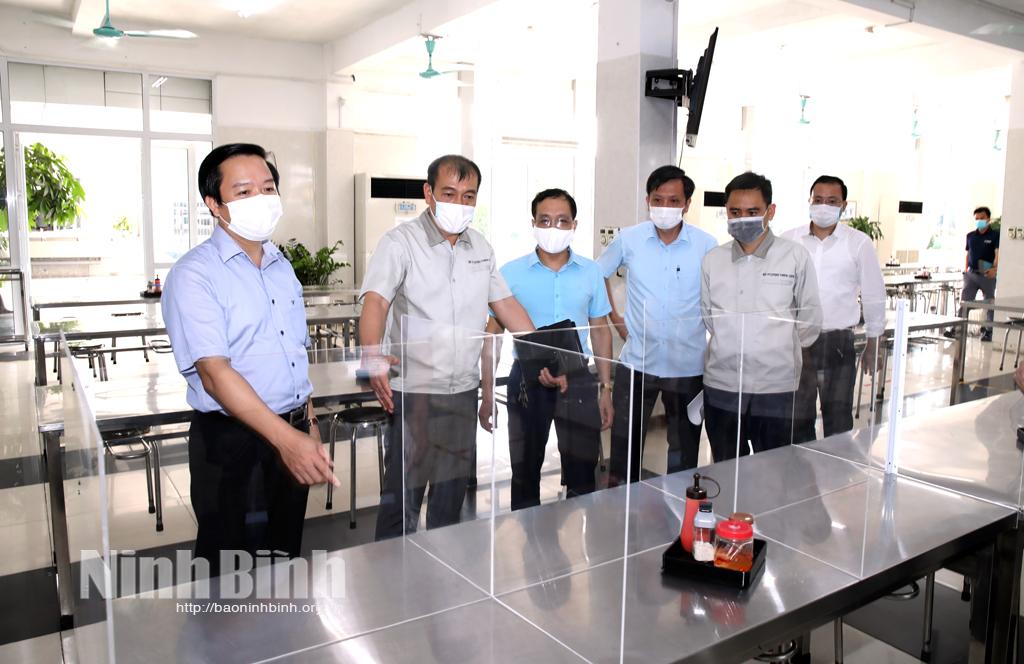 Đồng chí Chủ tịch UBND tỉnh kiểm tra công tác phòng chống dịch COVID-19 tại một số doanh nghiệp