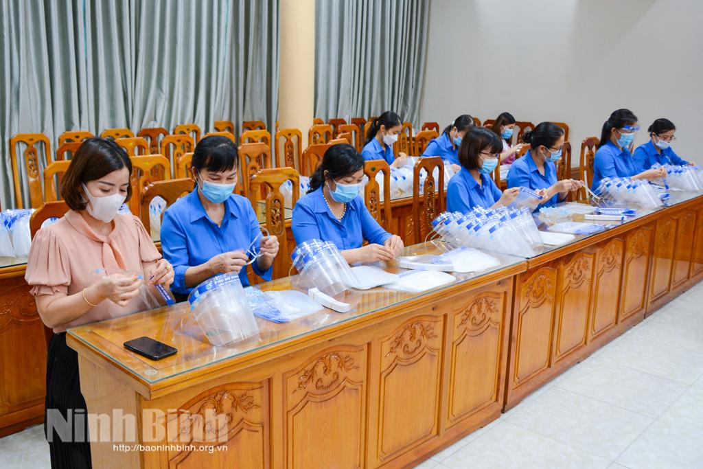 50.000 kính chắn giọt bắn ủng hộ lực lượng tuyến đầu chống dịch
