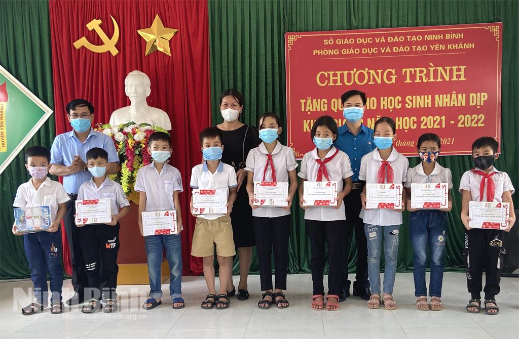 Tặng quà cho học sinh có hoàn cảnh khó khăn nhân dịp khai giảng năm học mới 2021-2022