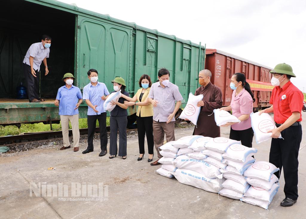 Hơn 11.800 suất quà nghĩa tình của Đảng bộ và nhân dân tỉnh Ninh Bình hỗ trợ thành phố Hồ Chí Minh chống dịch COVID-19