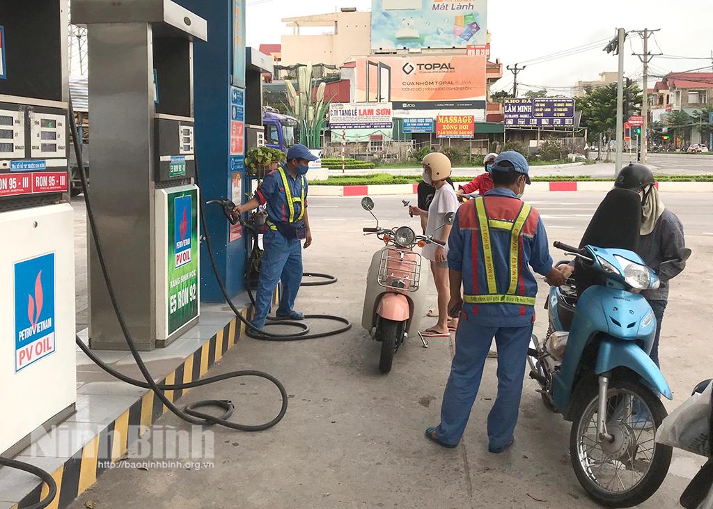 Giá xăng dầu tiếp tục giảm