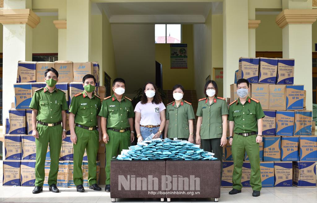 Bàn giao hơn 100.000 khẩu trang cho Bệnh viện Công an tỉnh