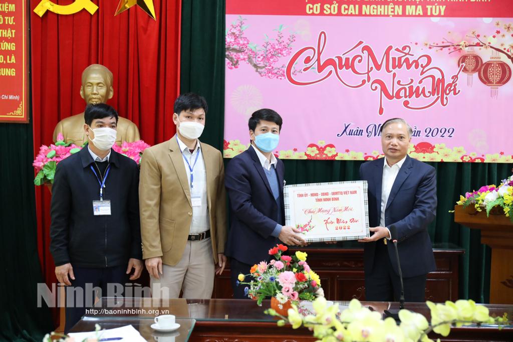 Đồng chí Phó Bí thư Thường trực Tỉnh ủy tặng quà tết tại thành phố Tam Điệp và huyện Hoa Lư
