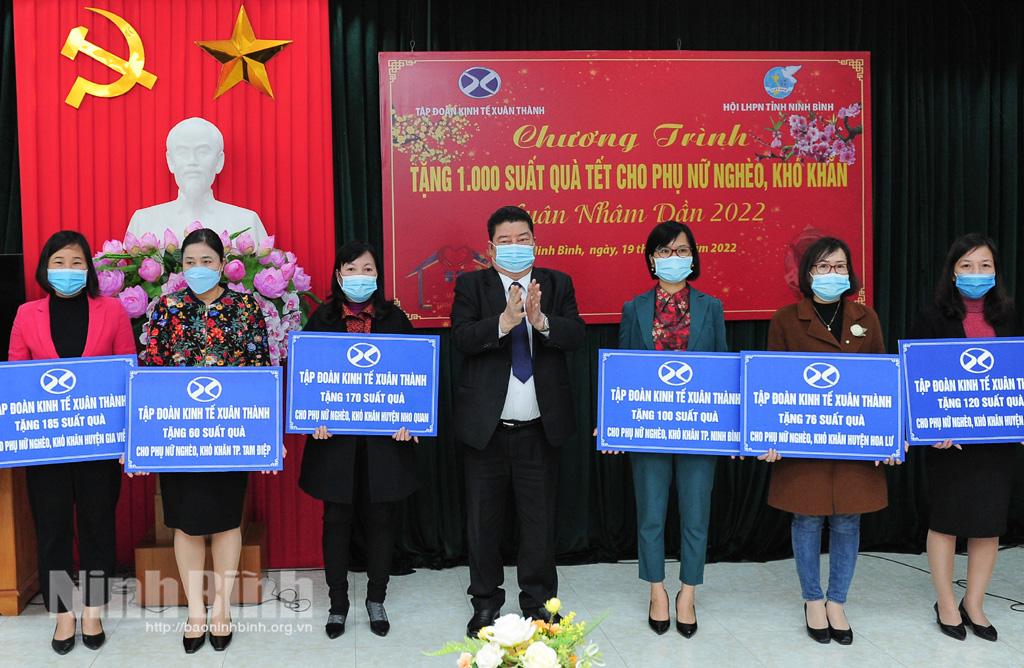 Tặng quà Tết cho phụ nữ nghèo có hoàn cảnh khó khăn
