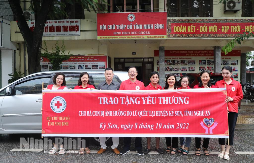 Hội Chữ thập đỏ tỉnh khởi hành chuyến thăm và trao quà cho bà con vùng lũ huyện Kỳ Sơn, tỉnh Nghệ An
