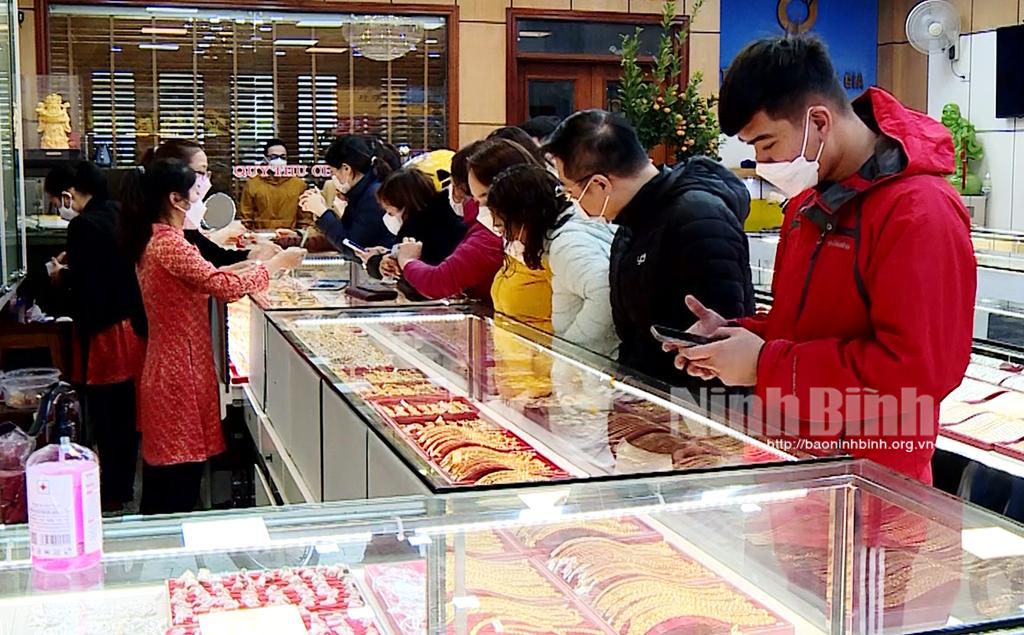 Người dân đổ xô đi mua vàng trong ngày vía Thần tài