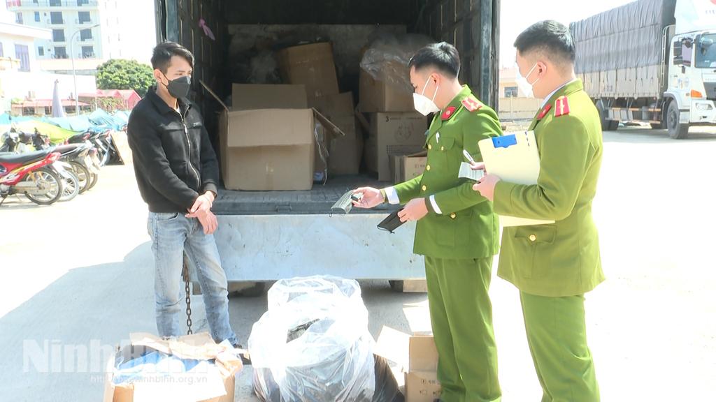 Bắt vụ vận chuyển 35.000 khẩu trang, găng tay y tế không có nguồn gốc, xuất xứ