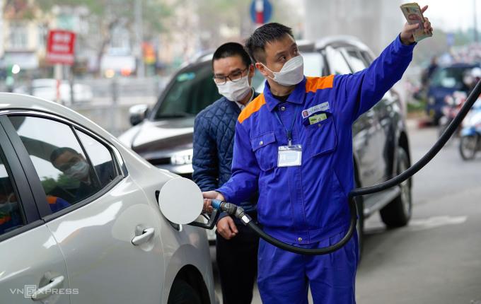 Giá xăng tăng gần 700 đồng một lít