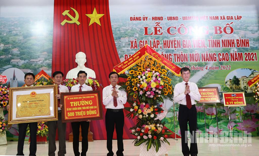 Gia Lập đón Bằng công nhận xã Nông thôn mới nâng cao