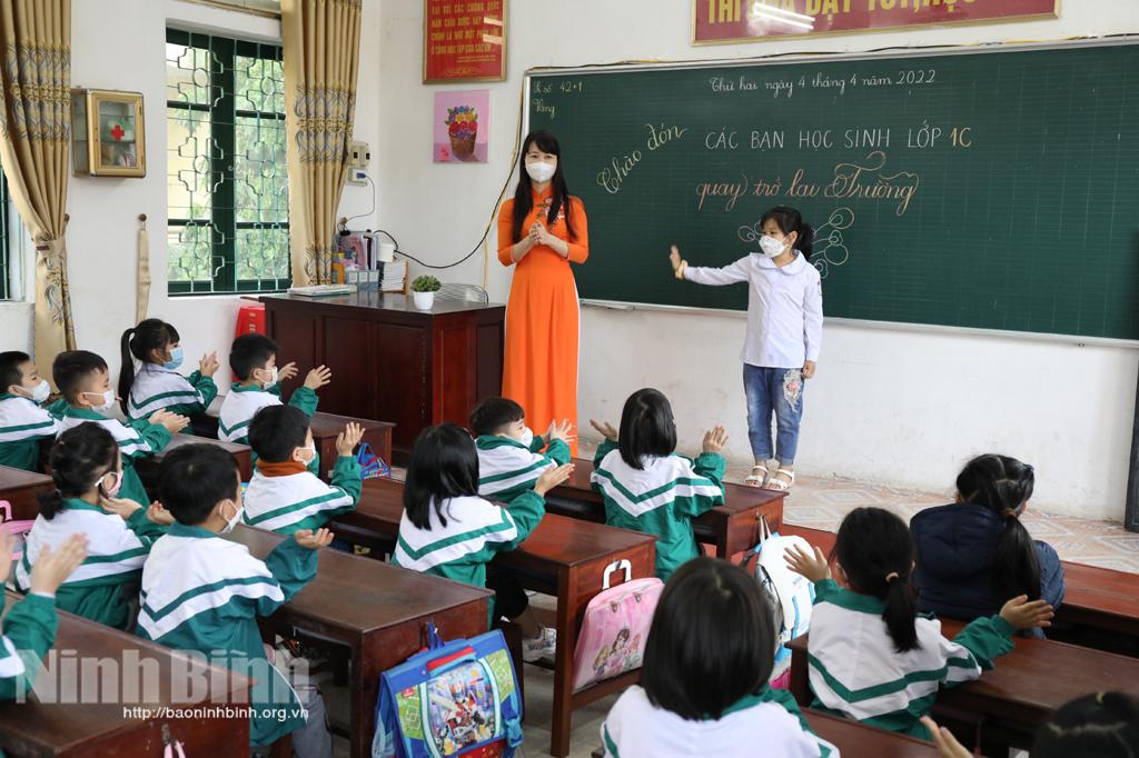 Học sinh Tiểu học trở lại trường