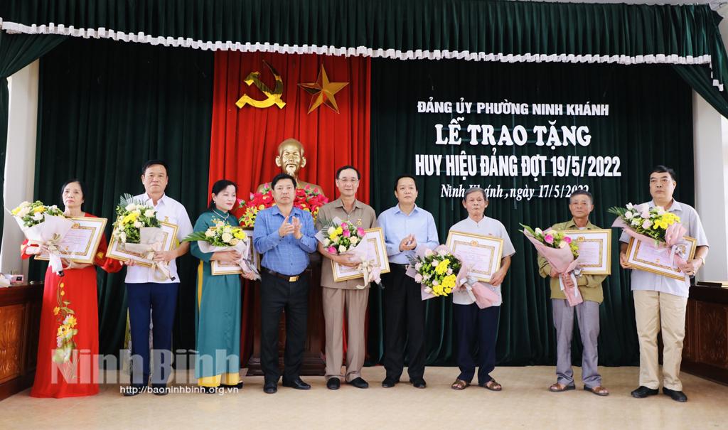 Đồng chí Chủ tịch UBND tỉnh dự lễ trao tặng Huy hiệu Đảng tại Đảng bộ phường Ninh Khánh