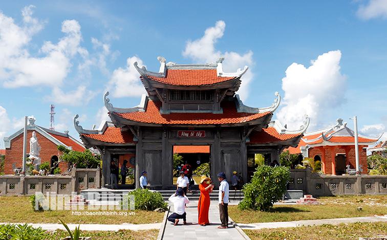 Những cột mốc tâm linh nơi đảo xa