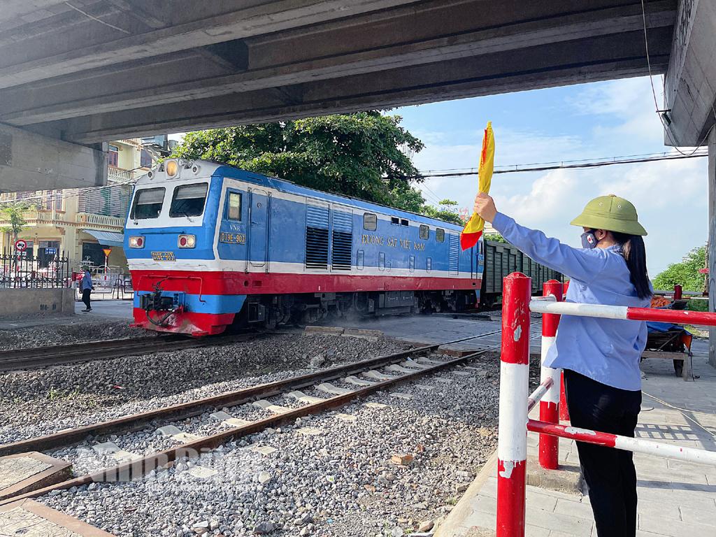 Nhọc nhằn nghề gác chắn tàu