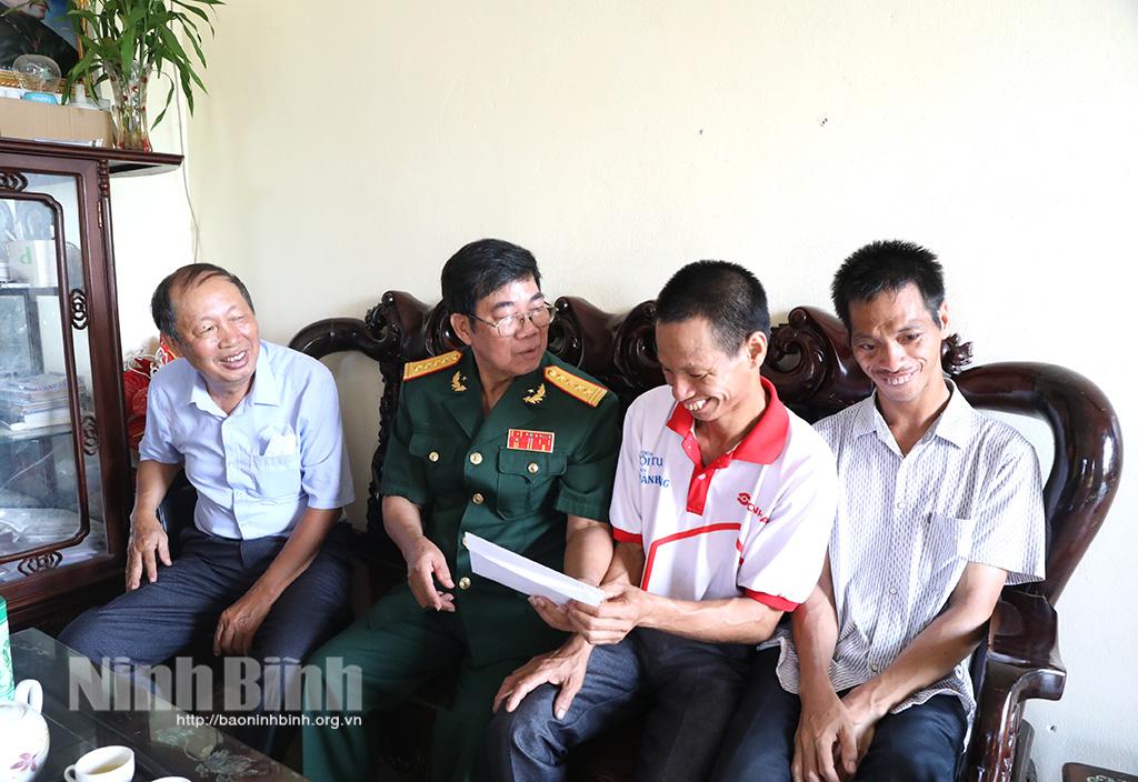 Thăm, tặng quà nạn nhân chất độc da cam tại các huyện, thành phố