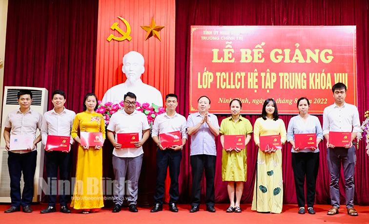 Bế giảng lớp Trung cấp lý luận chính trị hệ tập trung, khóa VIII