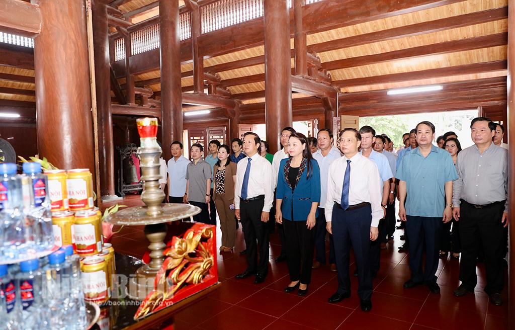 Các đồng chí lãnh đạo tỉnh dâng hương nhân kỷ niệm 77 năm Cách mạng Tháng Tám và Quốc khánh 2/9