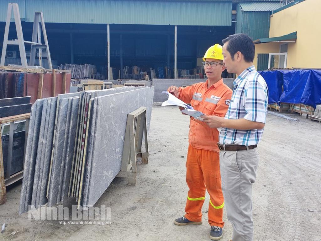 Công ty Điện lực Ninh Bình đẩy mạnh tuyên truyền đảm bảo an toàn lưới điện dịp Tết