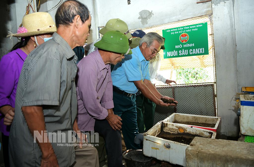 Tham quan mô hình xử lý rác thải thân thiện môi trường trên địa bàn huyện Yên Khánh