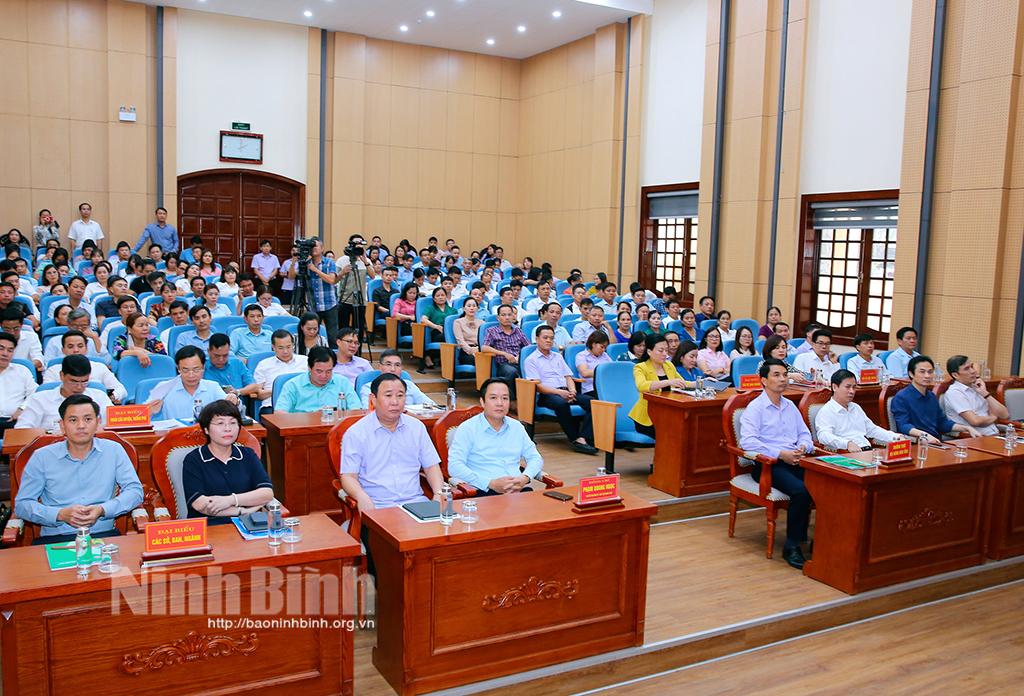 Đồng chí Chủ tịch UBND tỉnh đối thoại với nông dân
