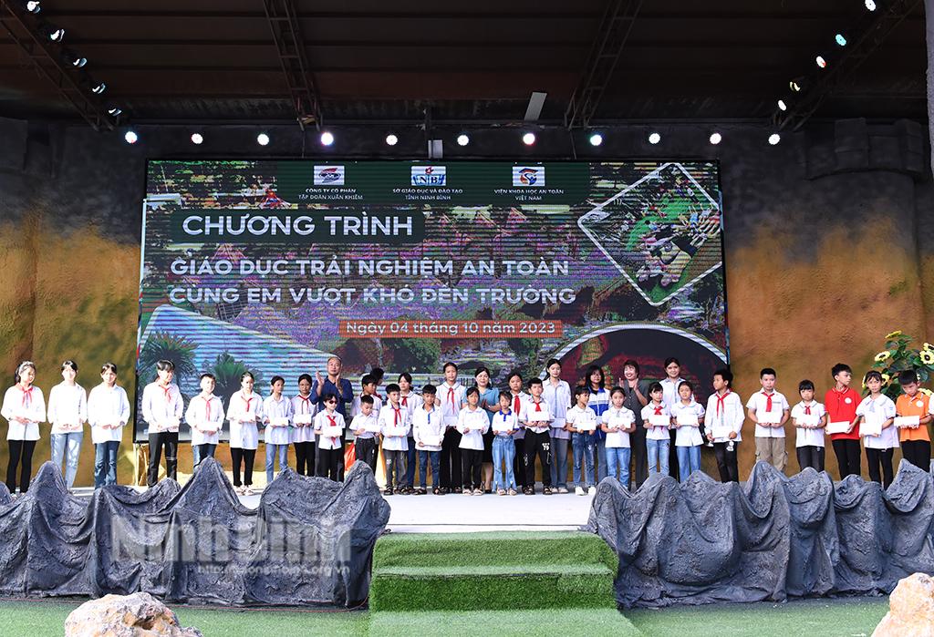 Chương trình giáo dục trải nghiệm an toàn, cùng em vượt khó đến trường